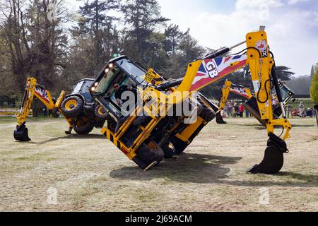 JCB Dancing Diggers Display Team - schwere Maschinen zeigen, was es kann; East Anglian Game & Country Fair UK Stockfoto