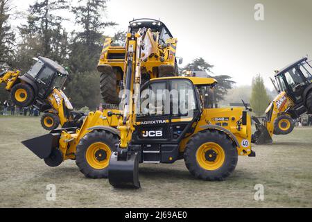 JCB Dancing Diggers Display Team - schwere Maschinen zeigen, was es kann; East Anglian Game & Country Fair UK Stockfoto