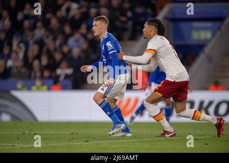 Leicester, Großbritannien. 28. April 2022. LEICESTER, ENGLAND - APRIL 28: Jamie Vardy, Chris Smalling während des UEFA Conference League Semi Final Leg One Spiels zwischen Leicester City und AS Roma am 28. April 2022 im King Power Stadium in Leicester, Großbritannien. (Foto von Sebastian Frej) Kredit: Sebo47/Alamy Live News Stockfoto