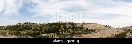 Panoramablick auf den Mount of Olive. Die Kirche aller Völker und das Kloster Maria Magdalena in Jerusalem Stockfoto