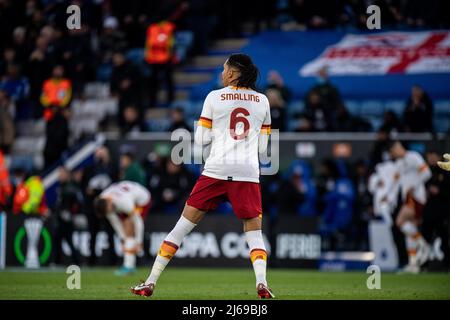 Leicester, Großbritannien. 28. April 2022. LEICESTER, ENGLAND - 28. APRIL: Chris Smalling von AS Roma während des UEFA Conference League Semi Final Leg One Spiels zwischen Leicester City und AS Roma im King Power Stadium am 28. April 2022 in Leicester, Großbritannien. (Foto von Sebastian Frej) Kredit: Sebo47/Alamy Live News Stockfoto