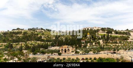 Panoramablick auf den Mount of Olive. Die Kirche aller Völker und das Kloster Maria Magdalena in Jerusalem Stockfoto