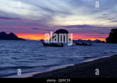 Wunderschöne Strandattraktionen, Klong Muang Strand bei Sonnenuntergang, Provinz Krabi, Thailand Stockfoto