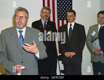 Der rumänische Präsident Emil Constantinescu in San Francisco, CA, USA, 1998. Im Hintergrund der US-Botschafter in Rumänien James Rosapepe & der rumänische Botschafter in den USA Mircea Geoana. Stockfoto