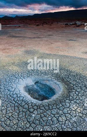 Schlammtöpfe auf einem isländischen Thermalgebiet Stockfoto