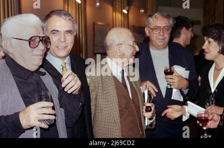 Rumänische kulturelle und politische Persönlichkeiten versammelten sich zu einer Veranstaltung, ca. 1996. Von links nach rechts: Schauspieler und Dichter Ștefan Radof, Literaturkritiker Nicolae Manolescu, Literaturkritiker Alexandru Paleologu, Schriftsteller Nicolae Breban und Philologin und Politikerin Mona Musca. Stockfoto