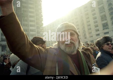 Bukarest, Rumänien, 28. Januar 1990. Einen Monat nach der rumänischen Revolution gegen den Kommunismus nahm der Schriftsteller Petre Anghel an einem von den "alten historischen Parteien" organisierten Protest gegen die kommunistischen Tendenzen des neuen Regierungsorgans F.S.N. Teil Stockfoto