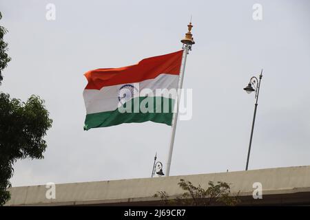 Indische Flagge winkt im Wind, indische Flagge auf der Polwelle im Wind an einem hellen Tag Stockfoto