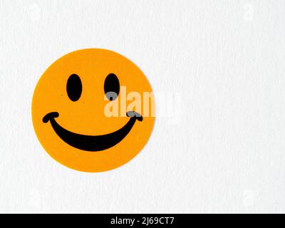 Orange Kunst und Handwerk smilling glücklich Gesicht Aufkleber auf weißem Hintergrund Stockfoto