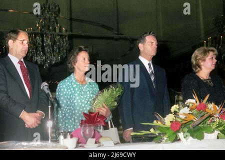 König Michael I. von Rumänien und Königin Anne in Los Angeles, CA, USA, Januar 1988. Links und rechts die Führer der 'Viitorul Roman' Society, die die Einladung an die königliche Familie, Ion (Jean) Cepoi & Ehefrau Stela, machte. Stockfoto