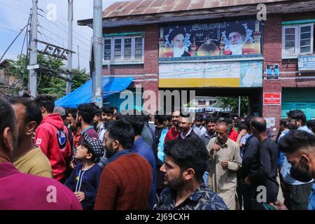 Kaschmir, Indien. 29. April 2022. 29. April 2022, Srinagar, Jammu und Kaschmir, Indien: Kaschmiri-Muslime marschieren während einer Kundgebung zum Al-Quds (Jerusalem)-Tag in Srinagar, Jammu und Kaschmir. - Eine Initiative des verstorbenen iranischen Revolutionsführers Ayatollah Ruhollah Khomeini, findet jährlich am letzten Freitag des muslimischen Fastenmonats Ramadan der Quds-Tag statt. (Bild: © Adil Abbas/ZUMA Press Wire) Bild: ZUMA Press, Inc./Alamy Live News Stockfoto