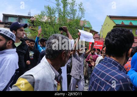 Kaschmir, Indien. 29. April 2022. 29. April 2022, Srinagar, Jammu und Kaschmir, Indien: Kaschmiri-Muslime marschieren während einer Kundgebung zum Al-Quds (Jerusalem)-Tag in Srinagar, Jammu und Kaschmir. - Eine Initiative des verstorbenen iranischen Revolutionsführers Ayatollah Ruhollah Khomeini, findet jährlich am letzten Freitag des muslimischen Fastenmonats Ramadan der Quds-Tag statt. (Bild: © Adil Abbas/ZUMA Press Wire) Bild: ZUMA Press, Inc./Alamy Live News Stockfoto