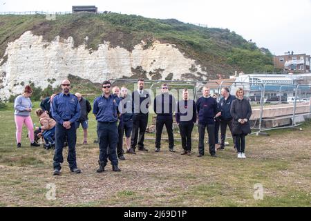 Newhaven, Großbritannien. 28. April 2022. 100 Menschen versammelten sich am Ende des Hafens von Newhaven zur Enthüllung eines Denkmals, das an die auf See verlorenen Fischer erinnert. Die Skulptur, ein kupfergekleideter Schwarm von Fischen, wurde sechs Männern gewidmet, die vor der Küste von Newhaven ihr Leben verloren haben. Die Statue soll ein dynamischer Fischball sein, wie ein Köderball, der sich bildet, wenn er von Delfinen gejagt wird. Das Denkmal befindet sich am Fuße der Fort Road in Newhaven Robert Morleys Familie hat sich für ein permanentes Denkmal für diejenigen eingesetzt, die in den letzten Jahren beim Fischfang vor der küste von sussex ums Leben gekommen sind und mehr Tonnen aufgestachelt haben Stockfoto