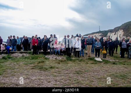 Newhaven, Großbritannien. 28. April 2022. 100 Menschen versammelten sich am Ende des Hafens von Newhaven zur Enthüllung eines Denkmals, das an die auf See verlorenen Fischer erinnert. Die Skulptur, ein kupfergekleideter Schwarm von Fischen, wurde sechs Männern gewidmet, die vor der Küste von Newhaven ihr Leben verloren haben. Die Statue soll ein dynamischer Fischball sein, wie ein Köderball, der sich bildet, wenn er von Delfinen gejagt wird. Das Denkmal befindet sich am Fuße der Fort Road in Newhaven Robert Morleys Familie hat sich für ein permanentes Denkmal für diejenigen eingesetzt, die in den letzten Jahren beim Fischfang vor der küste von sussex ums Leben gekommen sind und mehr Tonnen aufgestachelt haben Stockfoto