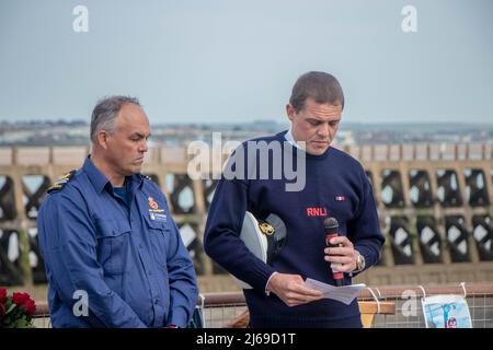 Newhaven, Großbritannien. 28. April 2022. 100 Menschen versammelten sich am Ende des Hafens von Newhaven zur Enthüllung eines Denkmals, das an die auf See verlorenen Fischer erinnert. Die Skulptur, ein kupfergekleideter Schwarm von Fischen, wurde sechs Männern gewidmet, die vor der Küste von Newhaven ihr Leben verloren haben. Die Statue soll ein dynamischer Fischball sein, wie ein Köderball, der sich bildet, wenn er von Delfinen gejagt wird. Das Denkmal befindet sich am Fuße der Fort Road in Newhaven Robert Morleys Familie hat sich für ein permanentes Denkmal für diejenigen eingesetzt, die in den letzten Jahren beim Fischfang vor der küste von sussex ums Leben gekommen sind und mehr Tonnen aufgestachelt haben Stockfoto