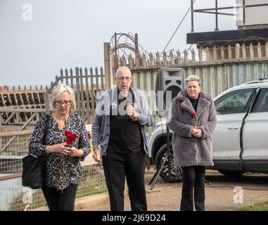 Newhaven, Großbritannien. 28. April 2022. 100 Menschen versammelten sich am Ende des Hafens von Newhaven zur Enthüllung eines Denkmals, das an die auf See verlorenen Fischer erinnert. Die Skulptur, ein kupfergekleideter Schwarm von Fischen, wurde sechs Männern gewidmet, die vor der Küste von Newhaven ihr Leben verloren haben. Die Statue soll ein dynamischer Fischball sein, wie ein Köderball, der sich bildet, wenn er von Delfinen gejagt wird. Das Denkmal befindet sich am Fuße der Fort Road in Newhaven Robert Morleys Familie hat sich für ein permanentes Denkmal für diejenigen eingesetzt, die in den letzten Jahren beim Fischfang vor der küste von sussex ums Leben gekommen sind und mehr Tonnen aufgestachelt haben Stockfoto