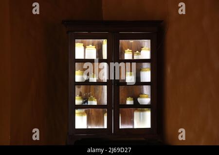 Schaufenster voll von keramischen Gurkengläser, verschiedene Arten von Gemüse Gurken für die Präsentation in einer speziellen Art von Glas namens Bharni gehalten Stockfoto