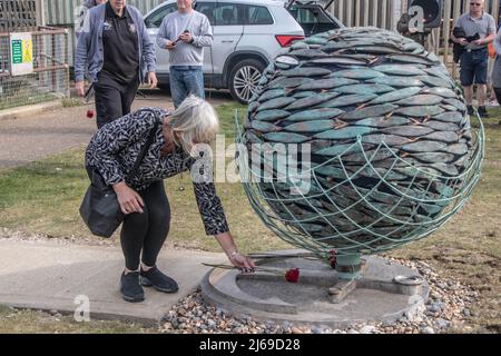 Newhaven, Großbritannien. 28. April 2022. 100 Menschen versammelten sich am Ende des Hafens von Newhaven zur Enthüllung eines Denkmals, das an die auf See verlorenen Fischer erinnert. Die Skulptur, ein kupfergekleideter Schwarm von Fischen, wurde sechs Männern gewidmet, die vor der Küste von Newhaven ihr Leben verloren haben. Die Statue soll ein dynamischer Fischball sein, wie ein Köderball, der sich bildet, wenn er von Delfinen gejagt wird. Das Denkmal befindet sich am Fuße der Fort Road in Newhaven Robert Morleys Familie hat sich für ein permanentes Denkmal für diejenigen eingesetzt, die in den letzten Jahren beim Fischfang vor der küste von sussex ums Leben gekommen sind und mehr Tonnen aufgestachelt haben Stockfoto