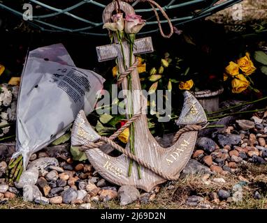 Newhaven, Großbritannien. 28. April 2022. 100 Menschen versammelten sich am Ende des Hafens von Newhaven zur Enthüllung eines Denkmals, das an die auf See verlorenen Fischer erinnert. Die Skulptur, ein kupfergekleideter Schwarm von Fischen, wurde sechs Männern gewidmet, die vor der Küste von Newhaven ihr Leben verloren haben. Die Statue soll ein dynamischer Fischball sein, wie ein Köderball, der sich bildet, wenn er von Delfinen gejagt wird. Das Denkmal befindet sich am Fuße der Fort Road in Newhaven Robert Morleys Familie hat sich für ein permanentes Denkmal für diejenigen eingesetzt, die in den letzten Jahren beim Fischfang vor der küste von sussex ums Leben gekommen sind und mehr Tonnen aufgestachelt haben Stockfoto