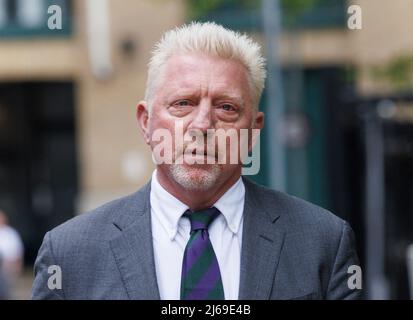 London, Großbritannien 29 Apr 2022 Boris Becker, ehemaliger Wimbledon-Champion aus dem Jahr 3, trifft mit seiner Freundin Lilian De Carvalho Monteiro am Crown Court von Southwark ein, weil er in seinem Insolvenzverfahren verurteilt wurde. Er trägt eine All England Tennis Krawatte. Verurteilung von Boris Becker vor dem Crown Court von Southwark. Kredit: Mark Thomas/Alamy Live Nachrichten Stockfoto