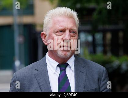 London, Großbritannien 29 Apr 2022 Boris Becker, ehemaliger Wimbledon-Champion aus dem Jahr 3, trifft mit seiner Freundin Lilian De Carvalho Monteiro am Crown Court von Southwark ein, weil er in seinem Insolvenzverfahren verurteilt wurde. Er trägt eine All England Tennis Krawatte. Verurteilung von Boris Becker vor dem Crown Court von Southwark. Kredit: Mark Thomas/Alamy Live Nachrichten Stockfoto