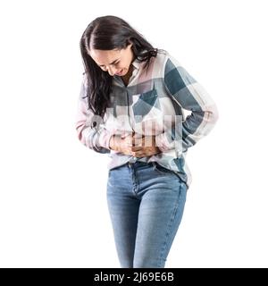 Junge Frau mit IBS - Reizdarmsyndrom, die ihren schmerzenden Bauch hält. Isoliert auf Weiß. Stockfoto