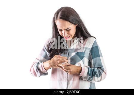 Eine junge Frau, die an Rheuma leidet, hält ihre Finger wegen schwerer Gelenkschmerzen. Isoliert auf Weiß Stockfoto