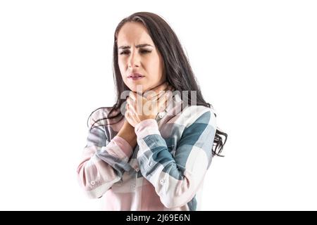 Schmerzen und Entzündungen der Kehle bei einer Frau, die ihren schmerzhaften Platz mit ihren Händen hält. Isoliert auf Weiß. Stockfoto