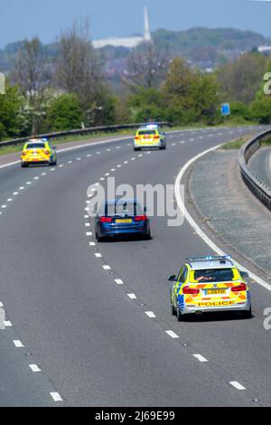 Polizeijagd in Manchester, Großbritannien. April 2022. TpacSafe STOP Tactics Tactical Pursuit and Containment (TPAC) stoppt. Hochgeschwindigkeitsverfolgung mit verfolgtem Auto mit dem Einsatz von Stinger deaktiviert. Der PROSpike Polizeistinger ist ein neues und innovatives Fahrzeug-Stopp-System. Stockfoto
