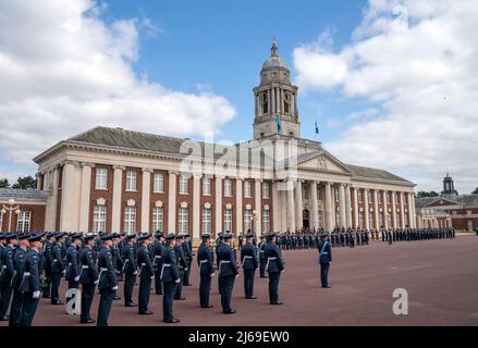 Der Prinz von Wales (nicht abgebildet), Marschall der Royal Air Force, nimmt an einer Parade bei RAFC, Cranwell, Sleaford, in Lincolnshire Teil, die für Offiziere und Flieger abgehalten wird, die während der Covid-Pandemie ihren Abschluss bei RAF Cranwell und RAF Halton gemacht haben, ohne dass Gäste anwesend waren. Bilddatum: Freitag, 29. April 2022. Stockfoto