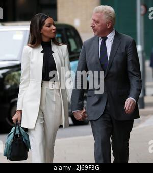 Der Deutsche Boris Becker trifft am Freitag, den 29. April 2022, in Begleitung seiner Partnerin Lilian de Carvalho Monteiro am Southwark Crown Court ein.der sechsmalige Grand-Slam-Tennisspieler wird heute verurteilt, nachdem er aufgrund des Insolvenzgesetzes im Zusammenhang mit seinem Konkurs im Jahr 2017 vier Anklagepunkte für schuldig befunden wurde. Foto von Hugo Philpott/UPI Stockfoto