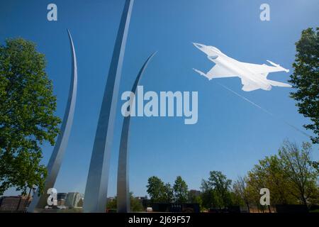 USA Arlington Virginia VA das Denkmal der US-Luftwaffe durch eine Glasscheibe mit einem geätzten Luftwaffenjet geschossen Stockfoto