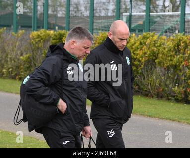 East Mains.Ormiston.Tranent.East Lothian.Scotland.UK.29.. April 22 der Hibernian Eddie May mit Interim Manager David Grey (R) Trainingseinheit für das Cinch Premiership Spiel gegen Livingston . Kredit: eric mccowat/Alamy Live Nachrichten Stockfoto