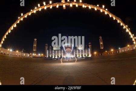 Eine attraktive herrliche atemberaubende Luftaufnahme der historischen Mughal Era Badshahi Moschee mit Lichtern geschmückt, um die heilige Nacht zu markieren und göttliche Segnungen von Lailatul Qadr, auch bekannt als die Nacht der Macht in Lahore zu suchen. Laylat ul Qadr oder allgemein bekannt als Shab-e-Qadr, die ‘Nacht der Macht’ ist voller Segnungen, weil der bedeutende Koran in ihr herabstieg, muslimische Anbeter kommen, um Abendgebete 27. Nacht des Heiligen Monats Ramadan an einer beleuchteten Badshahi-Moschee zu bieten', so die Tradition, Als das muslimische heilige Buch, der Koran, dem Propheten Mohammed durch den Engel Gabrie offenbart wurde Stockfoto