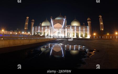 Eine attraktive herrliche atemberaubende Luftaufnahme der historischen Mughal Era Badshahi Moschee mit Lichtern geschmückt, um die heilige Nacht zu markieren und göttliche Segnungen von Lailatul Qadr, auch bekannt als die Nacht der Macht in Lahore zu suchen. Laylat ul Qadr oder allgemein bekannt als Shab-e-Qadr, die ‘Nacht der Macht’ ist voller Segnungen, weil der bedeutende Koran in ihr herabstieg, muslimische Anbeter kommen, um Abendgebete 27. Nacht des Heiligen Monats Ramadan an einer beleuchteten Badshahi-Moschee zu bieten', so die Tradition, Als das muslimische heilige Buch, der Koran, dem Propheten Mohammed durch den Engel Gabrie offenbart wurde Stockfoto