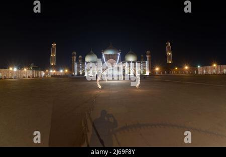 Eine attraktive herrliche atemberaubende Luftaufnahme der historischen Mughal Era Badshahi Moschee mit Lichtern geschmückt, um die heilige Nacht zu markieren und göttliche Segnungen von Lailatul Qadr, auch bekannt als die Nacht der Macht in Lahore zu suchen. Laylat ul Qadr oder allgemein bekannt als Shab-e-Qadr, die ‘Nacht der Macht’ ist voller Segnungen, weil der bedeutende Koran in ihr herabstieg, muslimische Anbeter kommen, um Abendgebete 27. Nacht des Heiligen Monats Ramadan an einer beleuchteten Badshahi-Moschee zu bieten', so die Tradition, Als das muslimische heilige Buch, der Koran, dem Propheten Mohammed durch den Engel Gabrie offenbart wurde Stockfoto