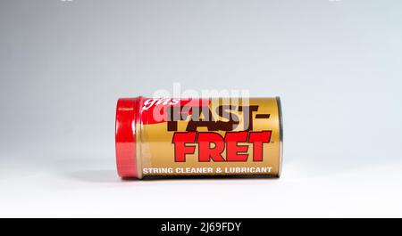 GHS Fast Fret String Cleaner und Gleitmittel auf weißem Hintergrund. Stockfoto