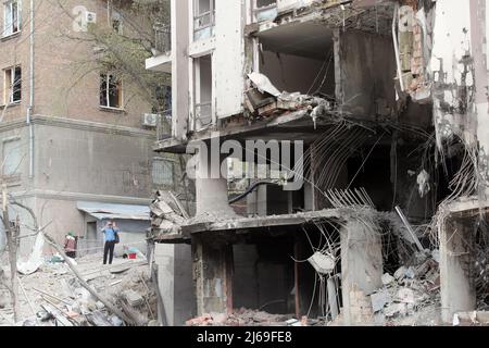 KIEW, UKRAINE - 29. APRIL 2022 - ein Wohnblock im Bezirk Schewtschenkivskyi zeigt die Zerstörung, die durch den Streik einer russischen Rakete Th verursacht wurde Stockfoto