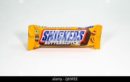 Eine Bar mit Snickers Butterscotch auf weißem Hintergrund. Stockfoto