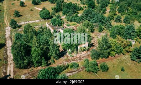 Weißrussland. Verlassene Farm House In Tschernobyl Resettlement Zone. Katastrophe Von Tschornobyl. Baufällige Wohnung Im Weißrussischen Dorf. Ganze Dörfer Stockfoto