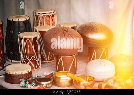 Stahl Zunge Trommel und andere Trommeln im Markt Shop Display Shop. Sonnenlicht Sonnenschein Licht Stockfoto