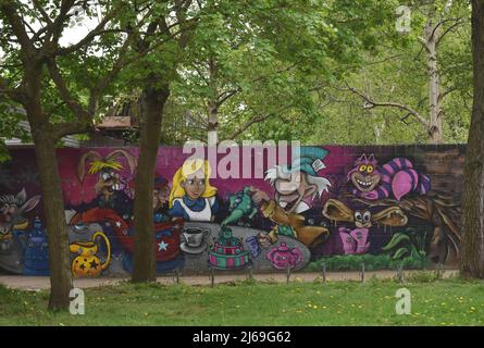 Wandbild der Hatter's Tea Party von Alice im Wunderland an der Tinker's Bridge in Milton Keynes. Stockfoto