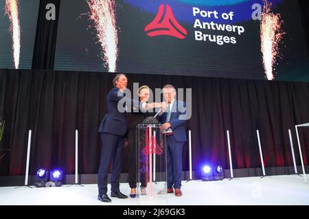 (220429) -- ANTWERPEN, 29. April 2022 (Xinhua) -- Annick De Ridder (C), Vizebürgermeister von Antwerpen und Präsident des Verwaltungsrats des Hafens von Antwerpen-Brügge, Dirk De faux (R), Bürgermeister der Stadt Brügge und Vizepräsident des Hafens von Antwerpen-Brügge, Jacques Vandermeiren, CEO des Hafens von Antwerpen-Brügge, nimmt an der Fusionszeremonie in Antwerpen, Belgien, am 28. April 2022 Teil. Die Häfen Antwerpen und Zeebrugge haben sich zu Europas größtem Hafen zusammengeschlossen, so dass jährlich 147 Millionen Tonnen exportiert werden können. UM MIT der „Fusion von Antwerpen“ zu GEHEN, schaffen die Zeebrugge-Häfen Europas größten Hafen“ (Xinhua/Zheng Huansong) Stockfoto