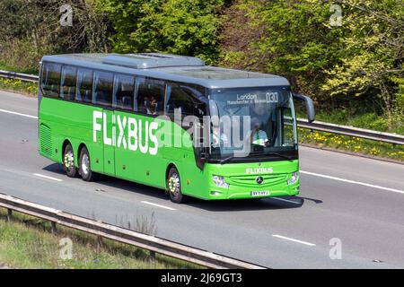 FLIXBUS, der den Flixbus-Service N10 von London nach Glasgow betreibt. 2021 grüner Mercedes Benz Tourismo L, schottischer Diesel-Eindeckerbus. Stockfoto