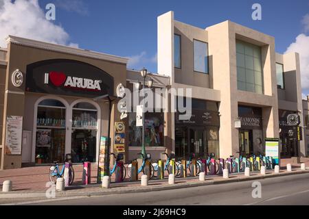 ORANJESTAD, ARUBA - 14. DEZEMBER 2020: Green Bike Rental Station, I Love Aruba Souvenir Shop und Diamonds International Jewelry Store auf Aruba Stockfoto