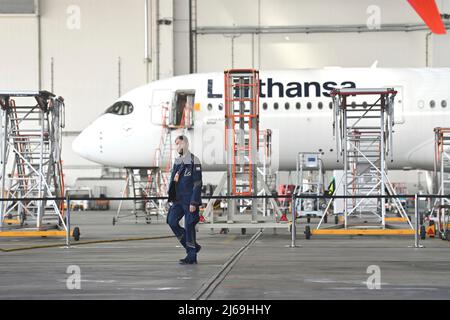 München, Deutschland. 29. April 2022. Ein Lufthansa Airbus, Passagierjet befindet sich im Lufthansa Hangar für die Wartungs- und Instandhaltungshalle. Flugzeugwartung. Flugzeughangar. Arbeiter, Techniker. Lufthansa-Flugzeuge tauften am 29.. April 2022 im Flugbetriebszentrum des Flugzeughangars am Franz-Josef-Strauss-Flughafen München den Airbus A350 MÜNCHEN. Quelle: dpa picture Alliance/Alamy Live News Stockfoto