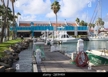 ORANJESTAD, ARUBA - 14. DEZEMBER 2020: Das Wind Creek Seaport Casino befindet sich am Renaissance Marketplace neben dem Wind Creek Marina Stockfoto