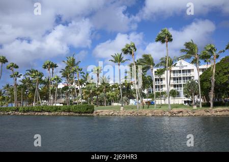 ORANJESTAD, ARUBA - 14. DEZEMBER 2020: Renaissance Resort and Renaissance Beach with Swimming Pools and a natural Pool Stockfoto