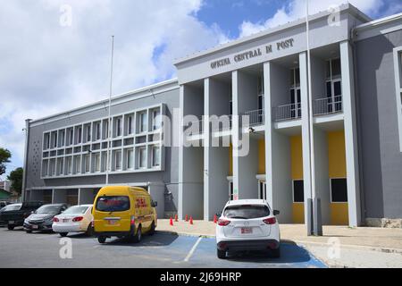 ORANJESTAD, ARUBA - 14. DEZEMBER 2020: Zentrales Postgebäude am Juan E. Irausquin Plaza in Oranjestad auf der karibischen Insel Aruba Stockfoto