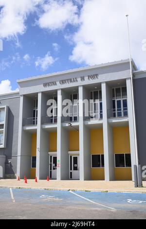 ORANJESTAD, ARUBA - 14. DEZEMBER 2020: Zentrales Postgebäude am Juan E. Irausquin Plaza in Oranjestad auf der karibischen Insel Aruba Stockfoto